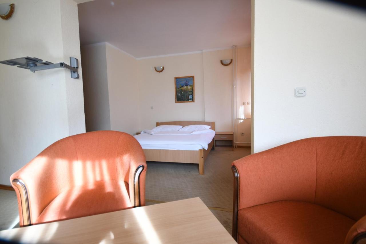 Hotel Mladost Тьентиште Экстерьер фото